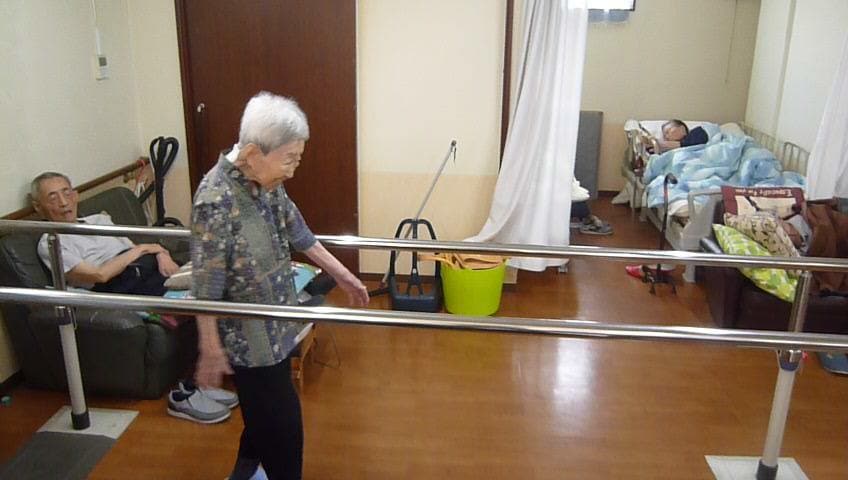 原田式座るケアーでスタスタ歩きの方法教えます 上手く椅子に座れば足腰に力が入り歩行が力強く、しっかり歩行 イメージ2