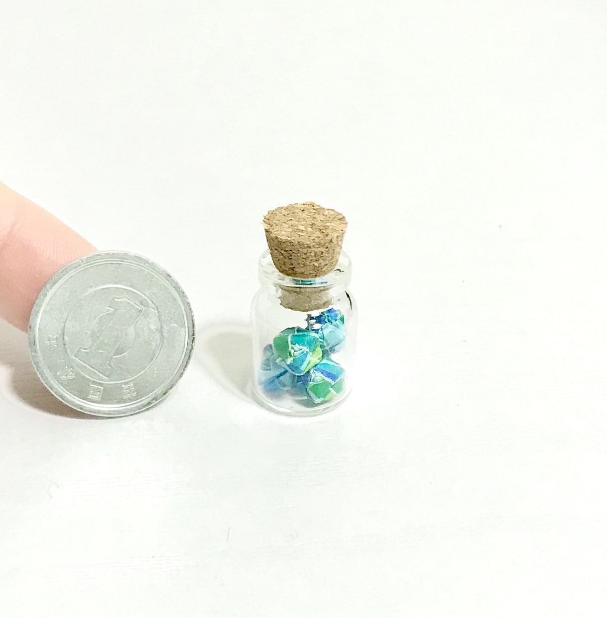 かわいいおりがみサイコロの瓶詰めでアクセ作ります おりがみサイコロが揺れるかわいいイヤリング・ピアスをお届け♡ イメージ2