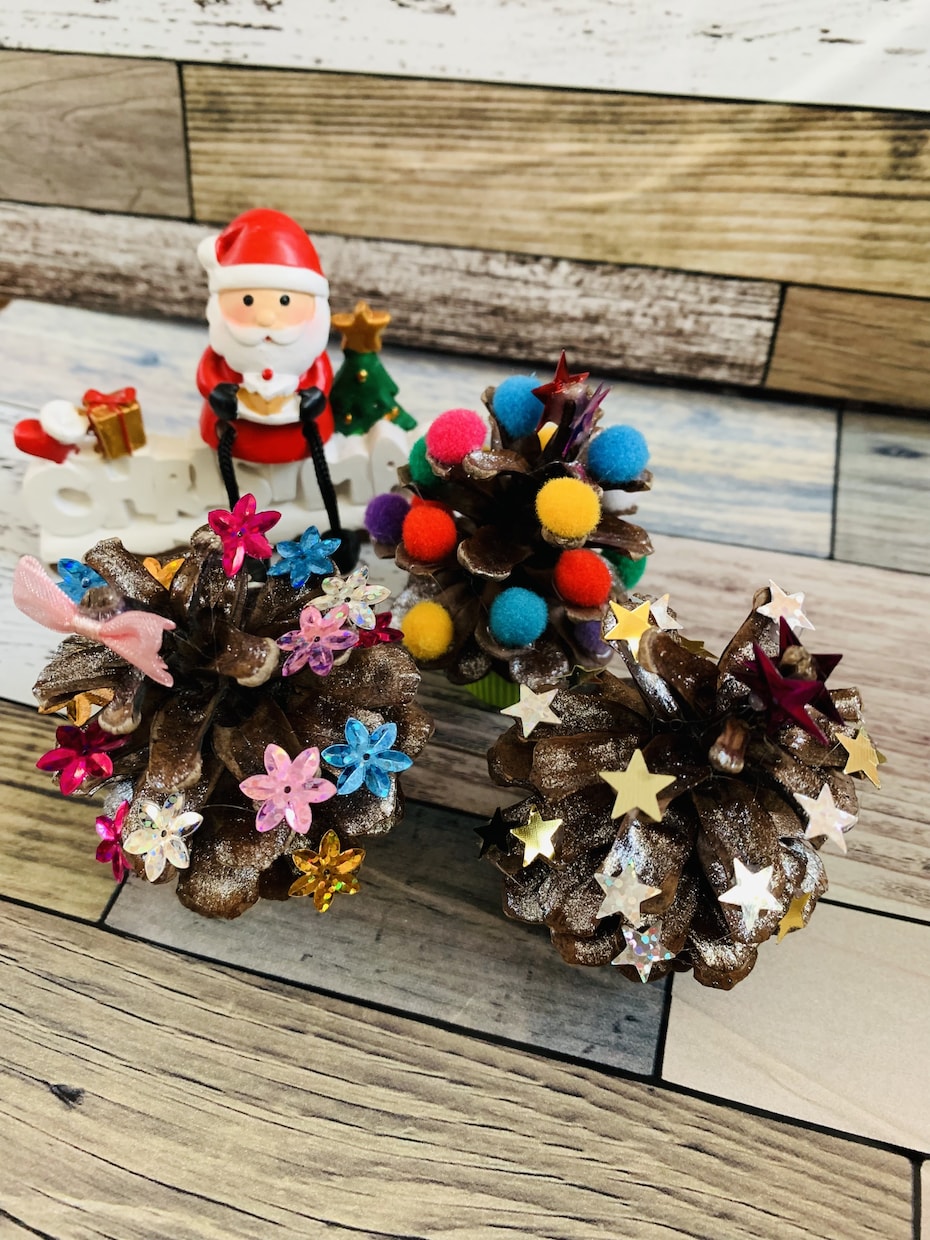 かわいいクリスマスツリーを作ります まつぼっくりを使ってキラキラのクリスマスにぴったりです！ イメージ1