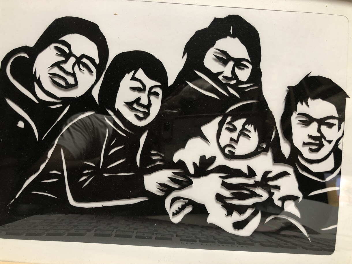 貴方のお気に入りの写真を切り絵にします 貴方や貴方の大切な人の画像から似顔絵切り絵を作成致します。 イメージ1