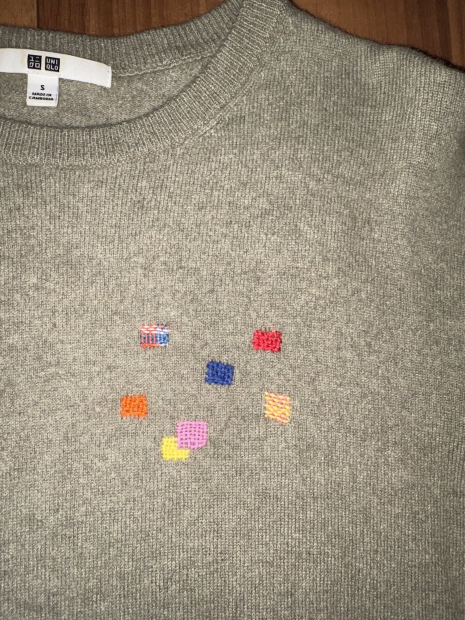 穴が開いた服をダーニングで直します カラフルなダーニングでかわいく補修いたします。 イメージ1