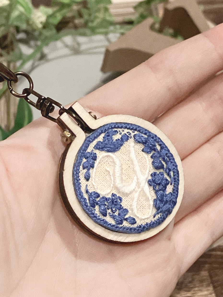 手刺繍によるイニシャルキーホルダーをお作り致します あなただけの唯一無二の手刺繍キーホルダー イメージ2