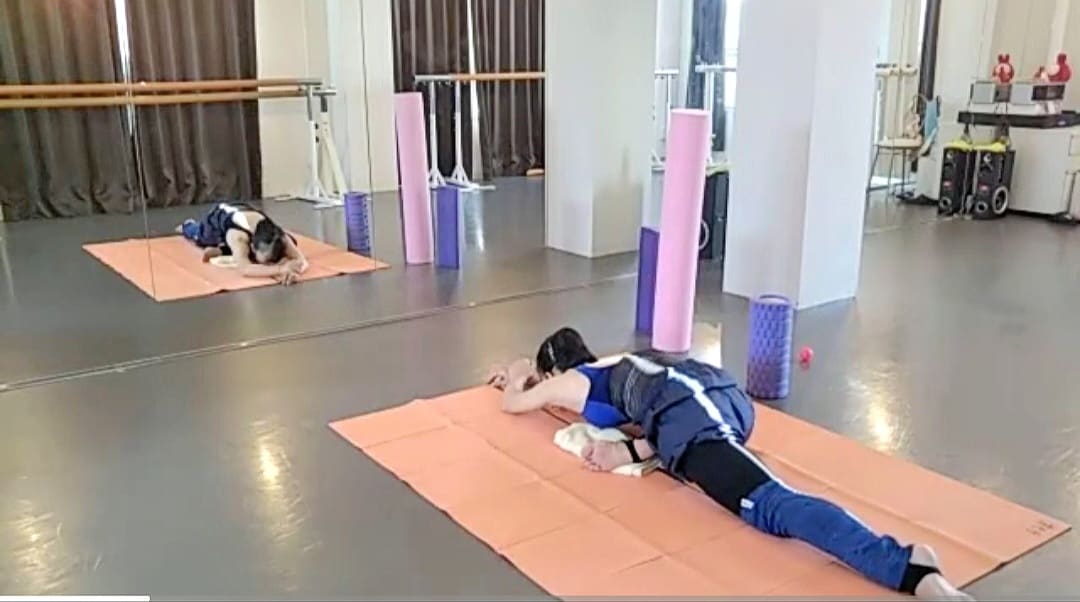 足の怪我中にできる柔軟＆体幹トレーニングを行います 足（脚）ケガ中でも可能な柔軟＆体幹トレーニング動画 イメージ3