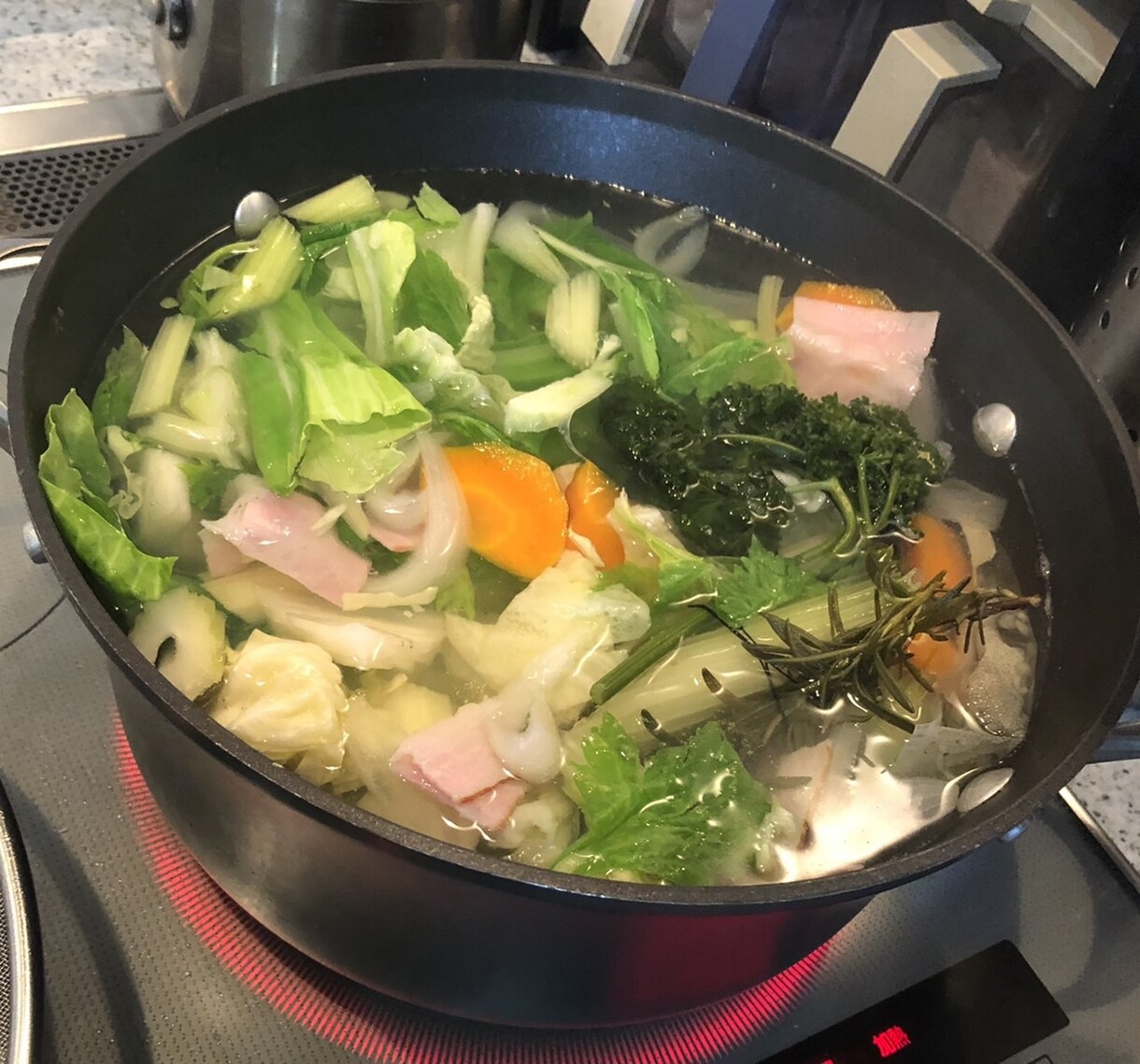絶品!！簡単!！鶏モモ肉のハーブ焼き！！教えます タレに漬け込んで焼くだけの絶品！ハーブ焼きと他２品レシピです イメージ3