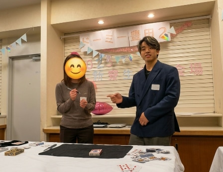 数十名規模　プロマジシャンが盛り上げます 数十人規模の懇親会やパーティーで、会場に一体感を生み出します イメージ2