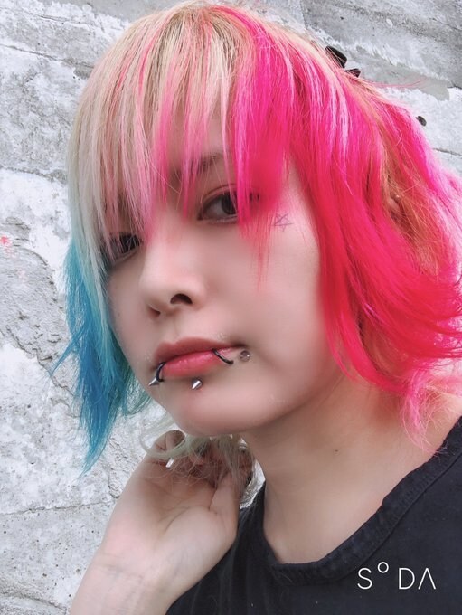 愚痴ききます 顔面ピアス＆派手髪にしか言えない愚痴だってあるかもしれない イメージ1