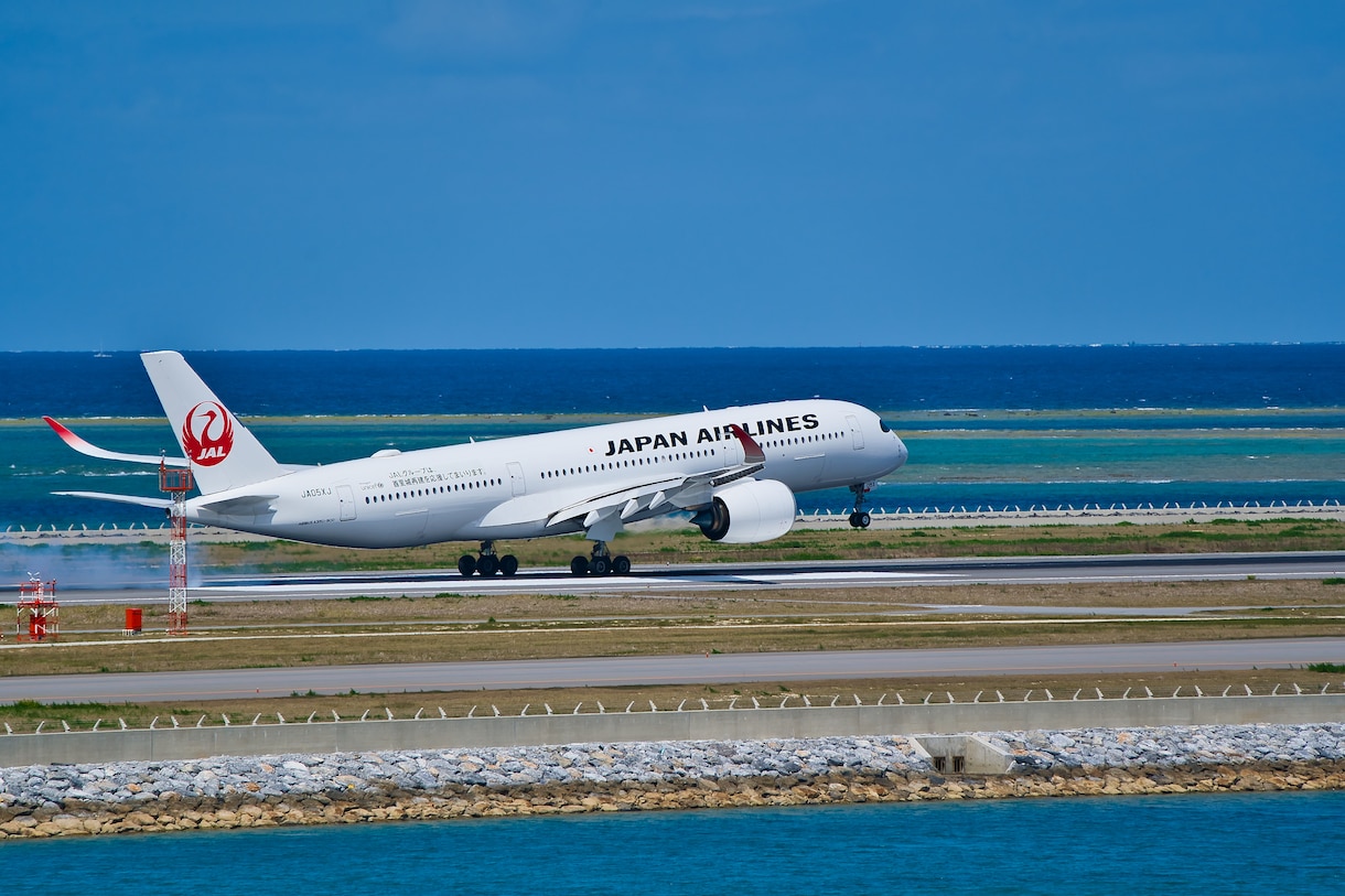 沖縄の青い海を背景に離着陸する飛行機を撮影します 【高品質】一眼カメラで撮影した高品質な写真をリーズナブルに。 イメージ1