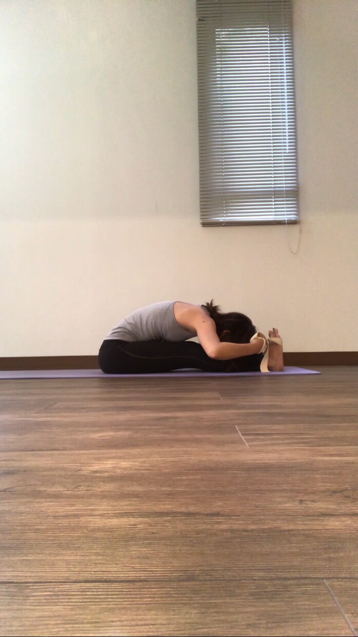 前屈が出来るようになる方法をお伝えします 前屈は体が硬いだけじゃなく、体の使い方がポイントです イメージ1