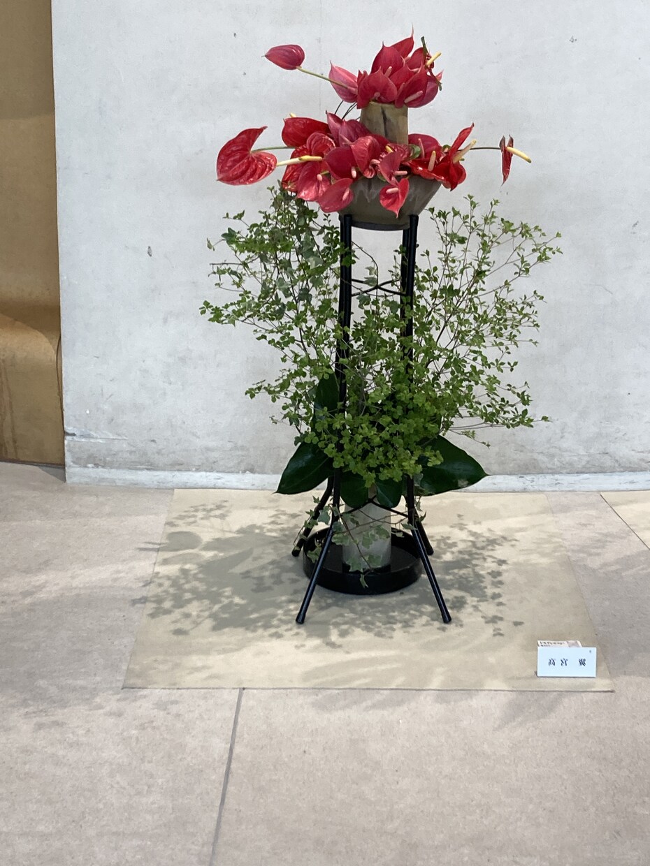 お花をペットポドルで飾れるように教えます 華道師範所有者が、華道の要素を活かして、お教えします。 イメージ10