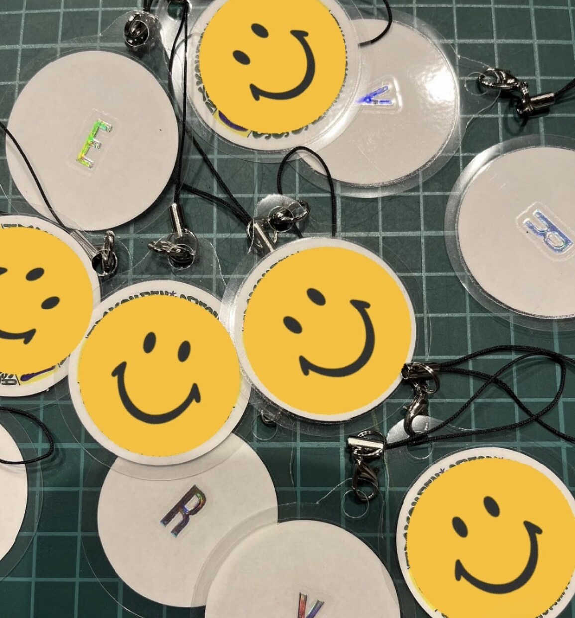 手描きオリジナル⭐︎お揃いキーホルダーお作りします チームやメンバーの名入りデザイン。記念やプレゼントにも！ イメージ1