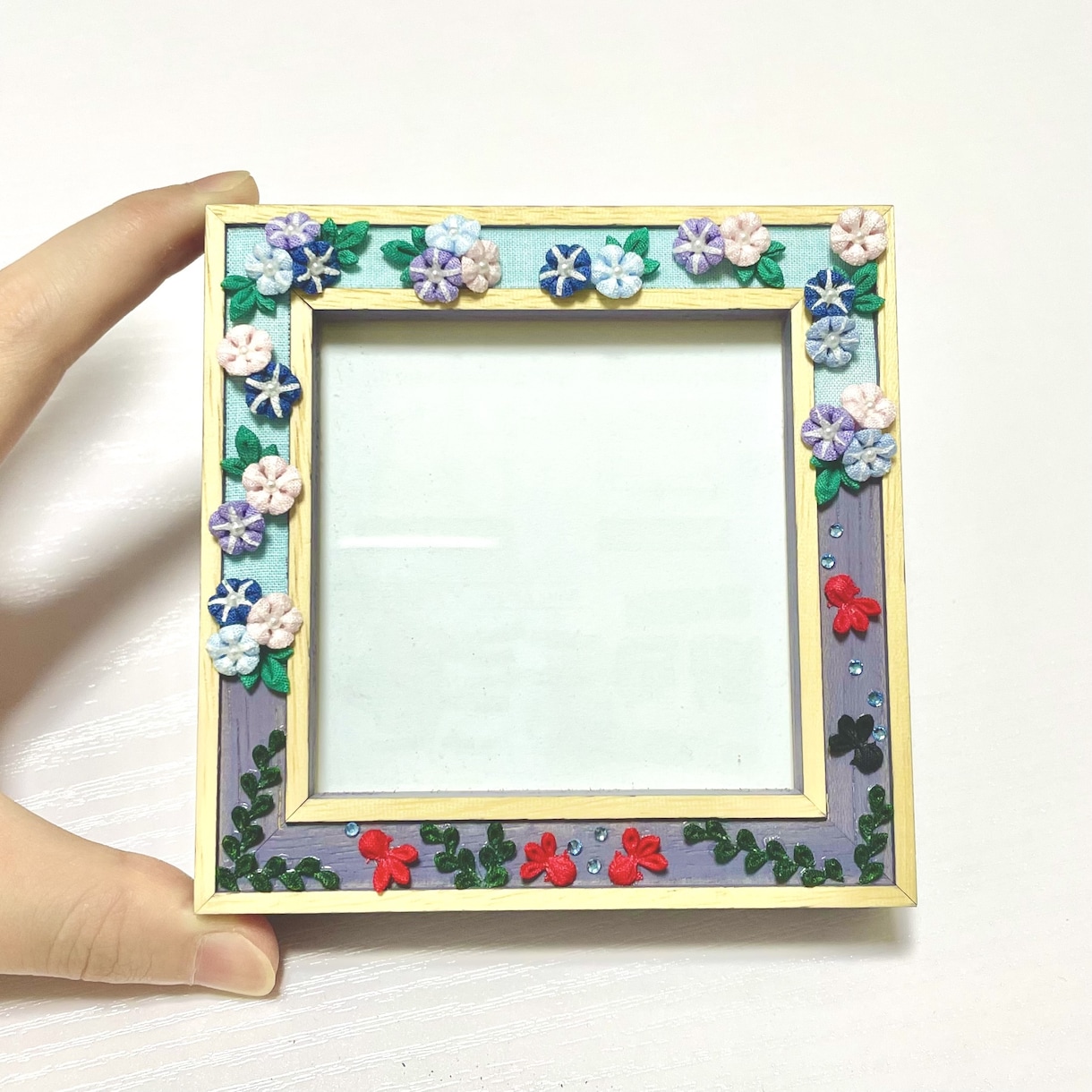 つまみ細工でお好みの写真立て作ります 季節の花やカラフルな色合いなど、ご要望に合わせてお作りします イメージ8