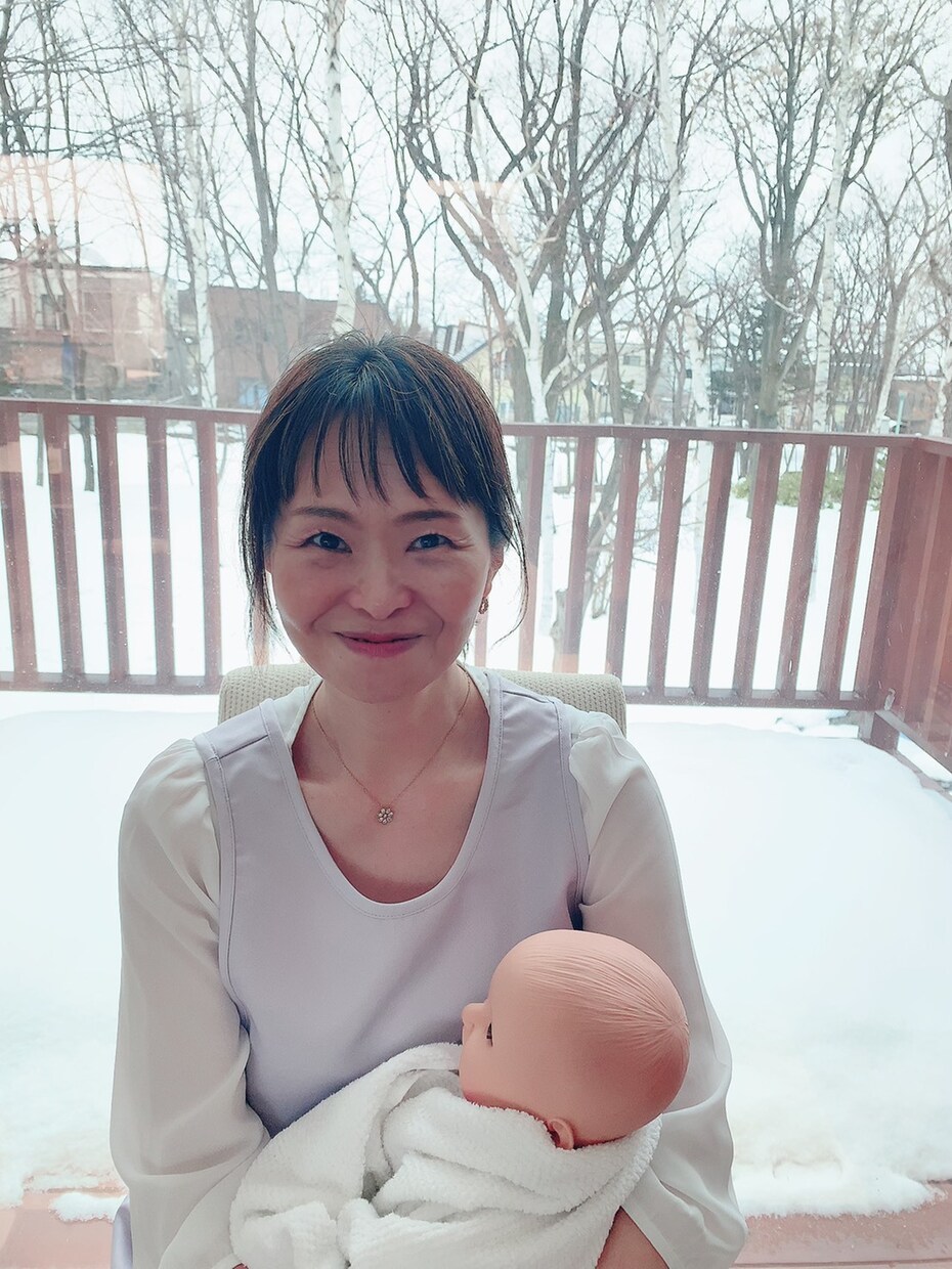 助産師がぐずる赤ちゃんの落ち着く抱っこを教えます 赤ちゃんが心地よく、ママは楽ちんにできる抱っこの動画です。 イメージ1