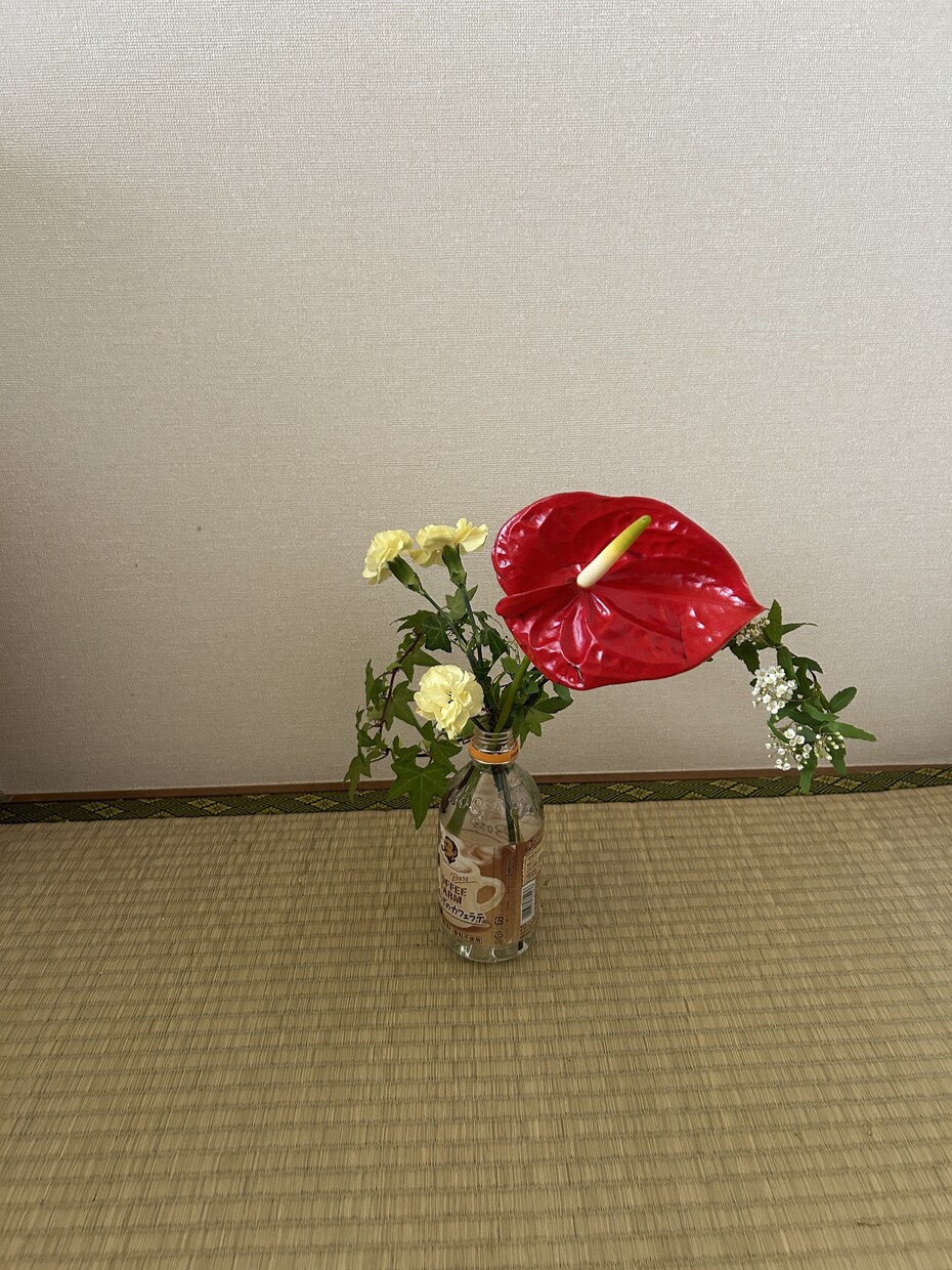 お花をペットポドルで飾れるように教えます 華道師範所有者が、華道の要素を活かして、お教えします。 イメージ1