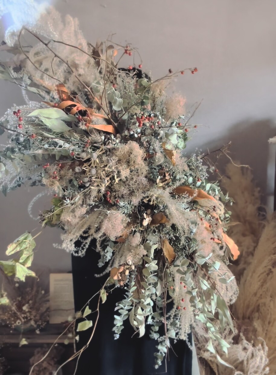 ドライフラワーで作り上げた装花をお届けします 素朴な自然の風景が広がるような装飾を提案いたします イメージ6