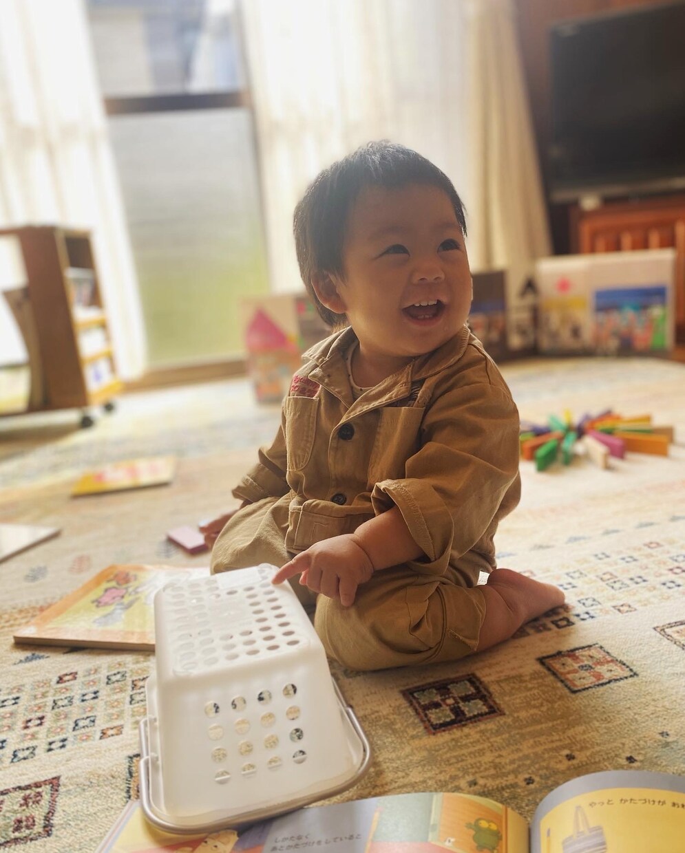 遊ぶ、食べる、笑うベビー子どもの写真素材提供します ぱっちりお目目、さらふわ桃肌、ふさふさヘアーの1歳boyです イメージ2