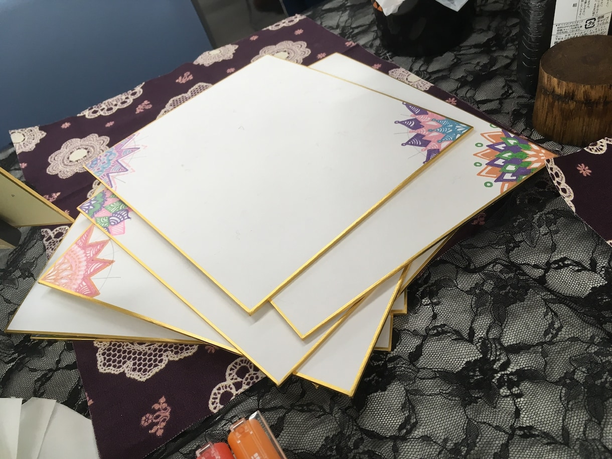 原画郵送可 激安！似顔絵オーダー承ります キラキラカラフルな曼荼羅模様を施した色紙に水墨画の似顔絵 イメージ6