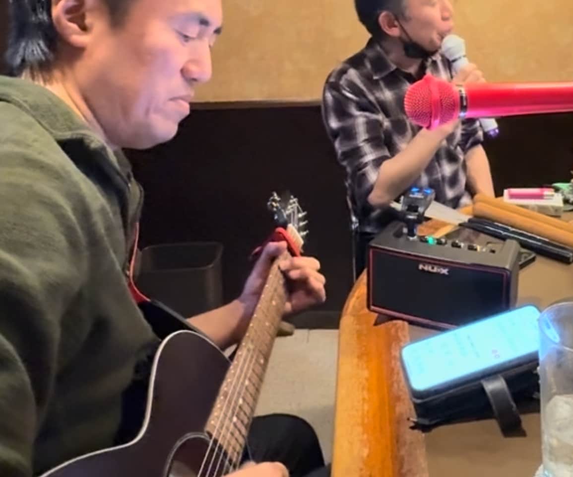 カラオケをギター伴奏で盛り上げます カラオケアコギギタリストとして足立区葛飾区で活動中 イメージ2