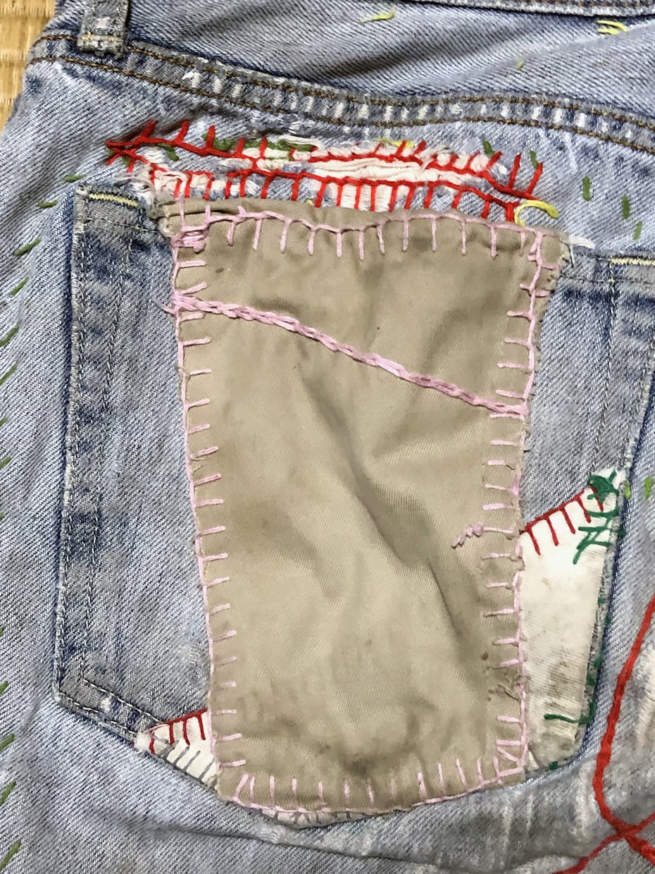 デニムパンツなどのハンドメイドリメイクをします 刺し子糸でアーティスティックなリメイクを行います。 イメージ7