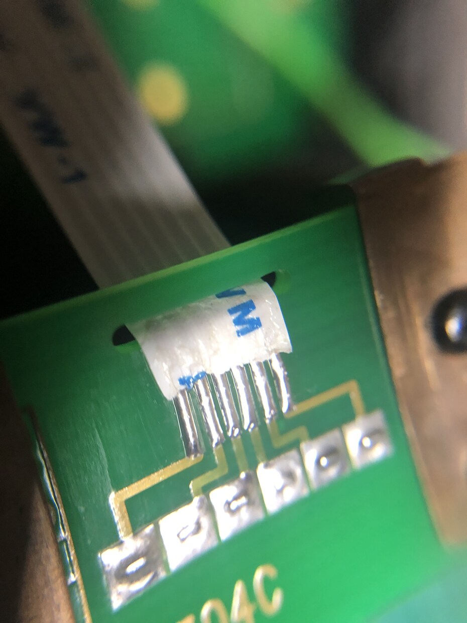 電子部品交換や基板破損の修理対応を行ないます また部品の取り外し、流用使用などの対応も可能です。 イメージ8