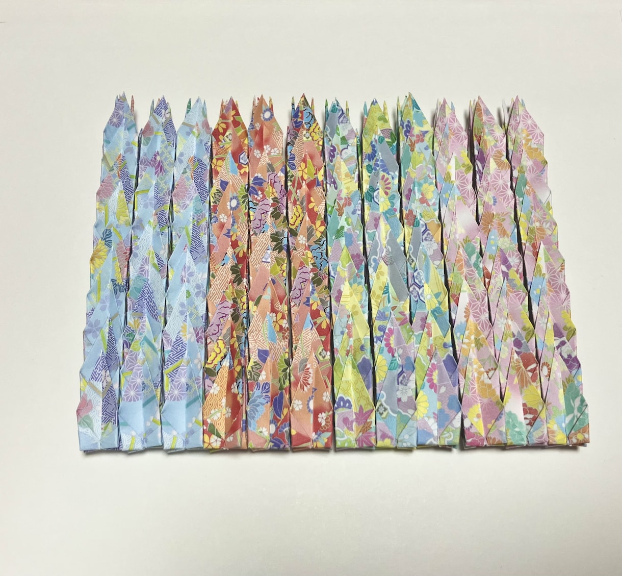 鶴シャワーや千羽鶴などの折り鶴作成します 時間のかかるたくさんの折り鶴、丁寧に折ることを心掛けています イメージ1