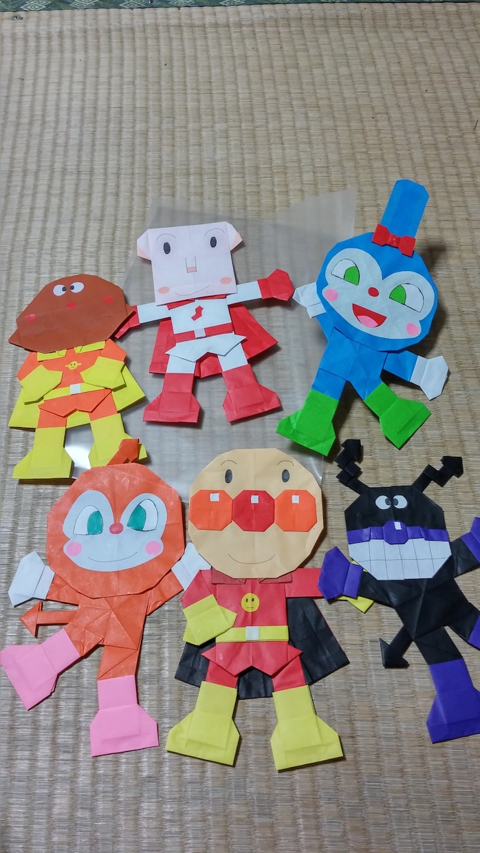 折り紙でアンパンマンと仲間たちを作ります 15センチ角、8センチ角どちらでも。 イメージ1
