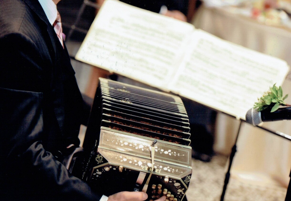 バンドネオンのオンラインレッスンを行います 主に楽器の奏法基礎～バロック音楽やオリジナル作品を用います。 イメージ1