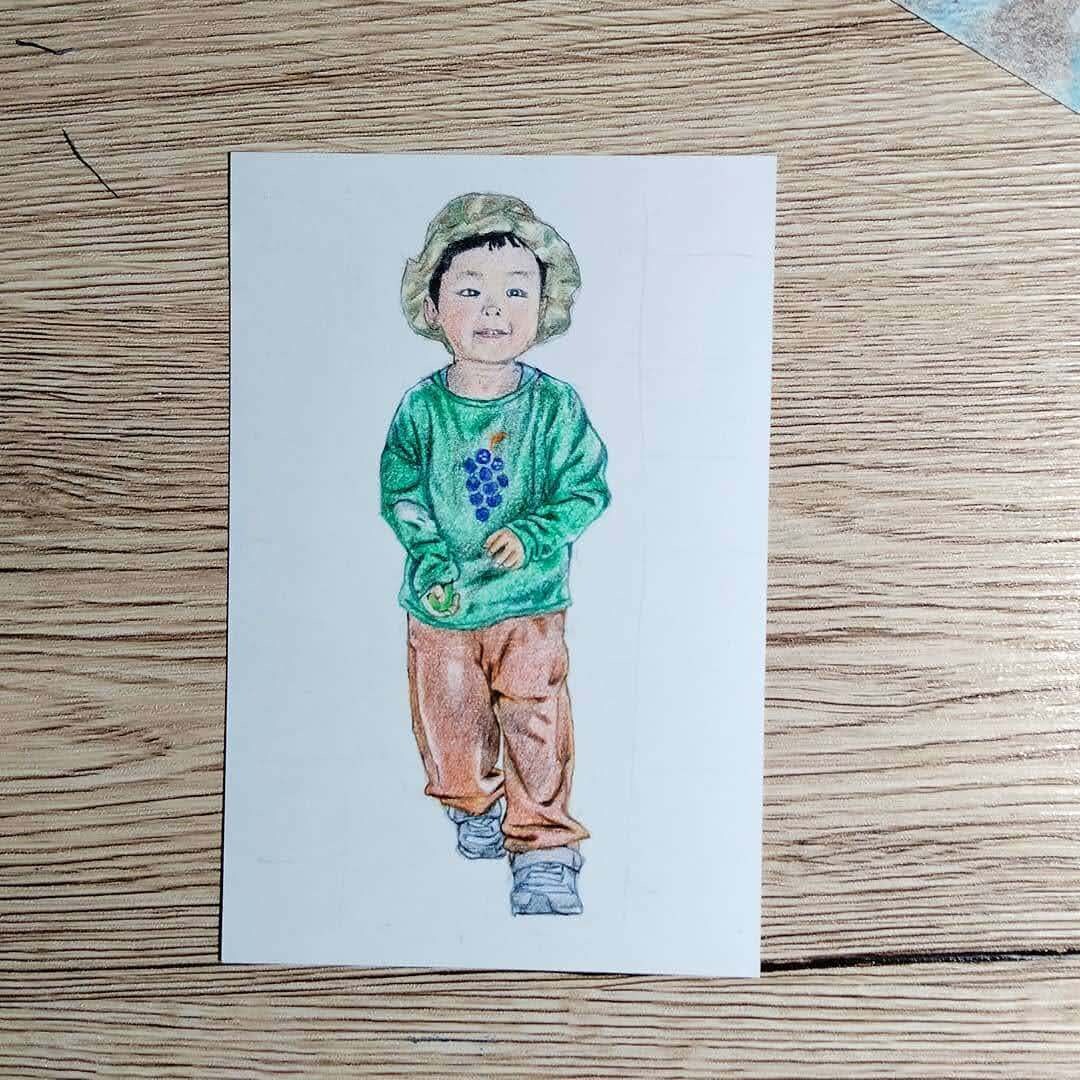 手描き色鉛筆で家族・子どもの優しい似顔絵描きます 大切な思い出の一コマを心を込めて丁寧に手描きします。 イメージ6