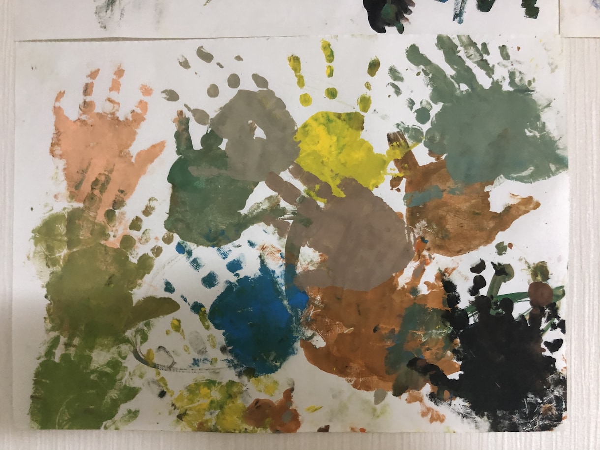 2歳の宮本大愛くんのアート”２歳の手”を載せます タイトル名は、2歳の手　です。　評価ください。 イメージ1