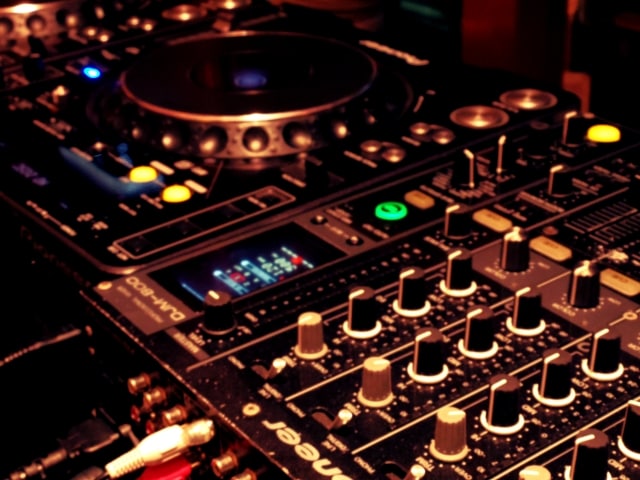 ダンスや結婚式の余興などの音楽を編集いたします 現役DJが曲のカットや繋ぎ、テンポ調整などをいたします。 イメージ1