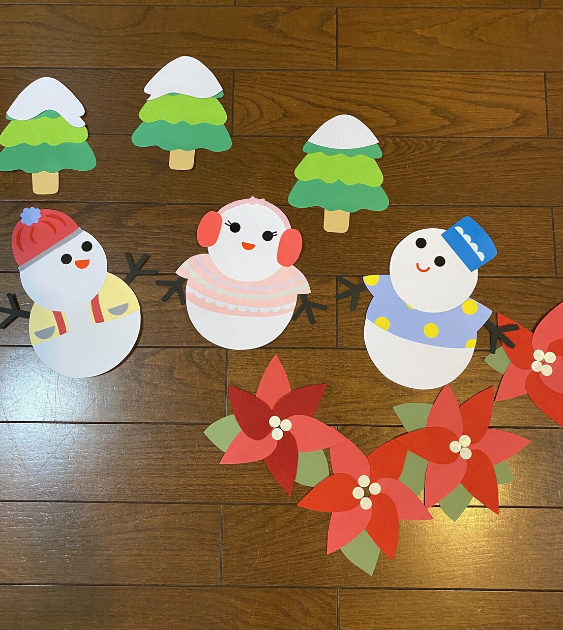 冬の壁面作ります 雪だるま3兄弟、今日はなにしてあそぼ〜かな〜 イメージ1