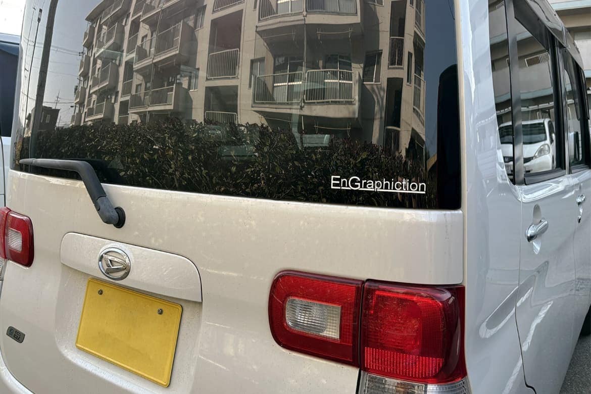 車にも貼れるUVコーティングシール制作します 建物の窓やノートパソコン、各種道具に貼るのも良いと思います イメージ1