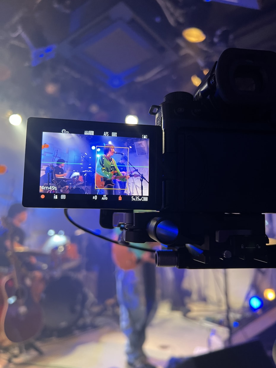 イベント、ライブハウス撮影などを行います 様々な用途に合わせて動画撮影を行って行きます。 イメージ3