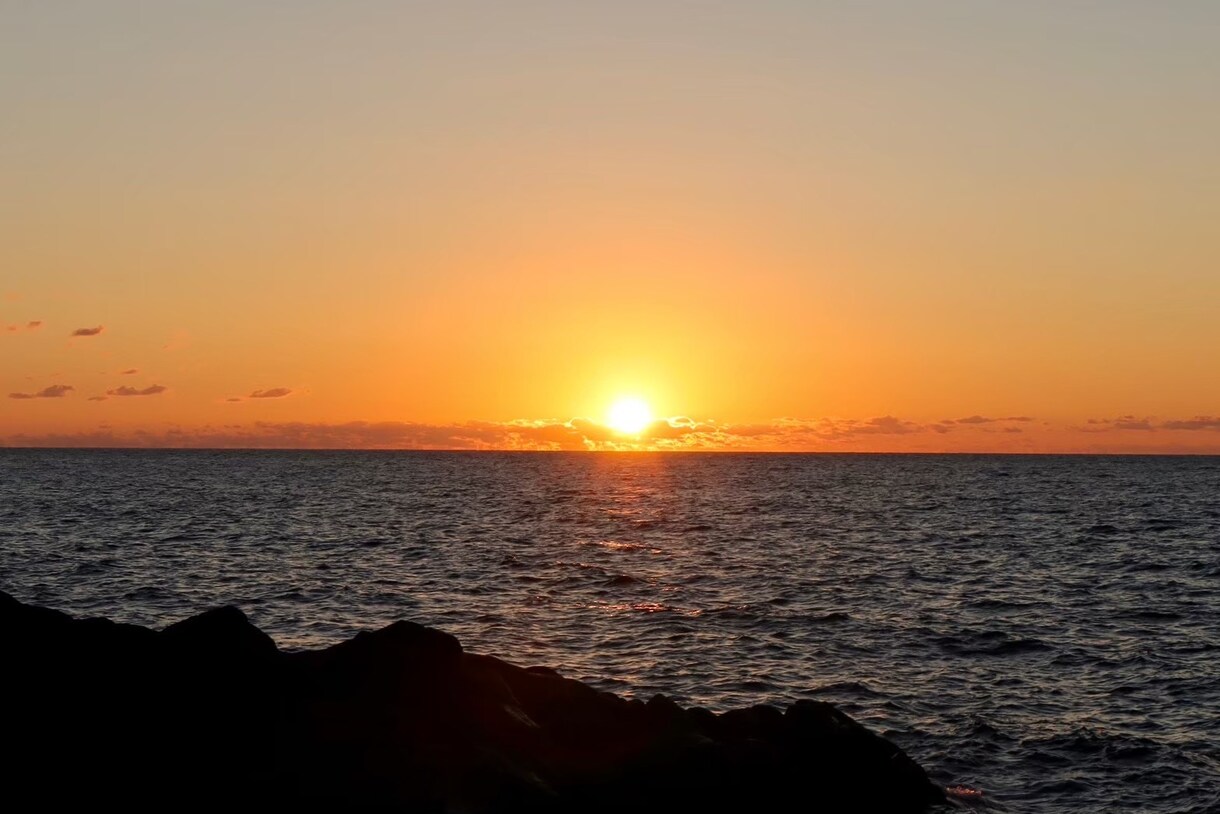 写真素材を提供します 海辺の夕焼けショットです。背景やサンプル画像などに使用可能。 イメージ1