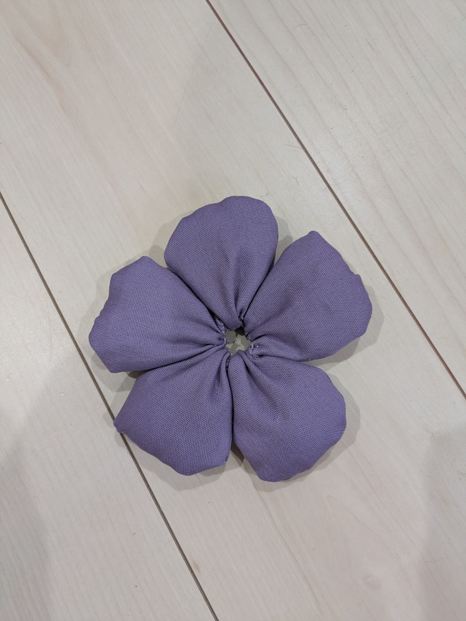 お花シュシュを可愛く仕上げます 生地を選び中にもパーツも入れられます！自分好みのシュシュを イメージ1