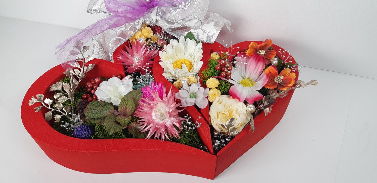 華やかな空間を彩る自由な発想の花枠作ります 手書きや画像から想いを伝える花やモスを飾るフレームが出来ます イメージ3