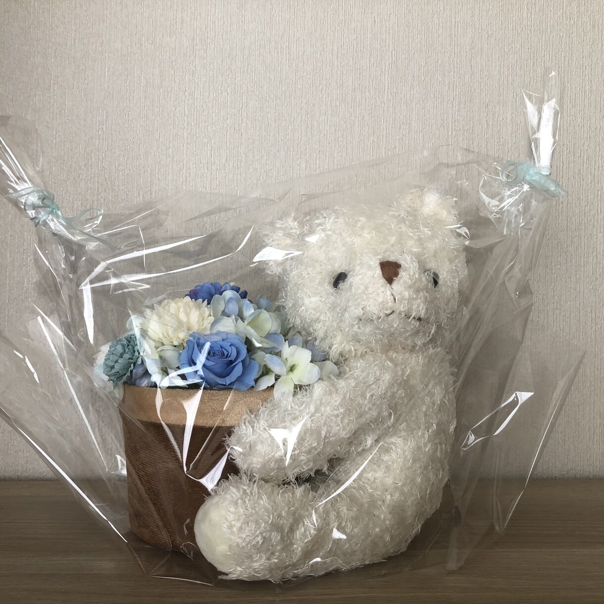 お花をたくさん使ったアレンジを作ります くまさんがお花がたくさんのバスケットを抱えているアレンジです イメージ4