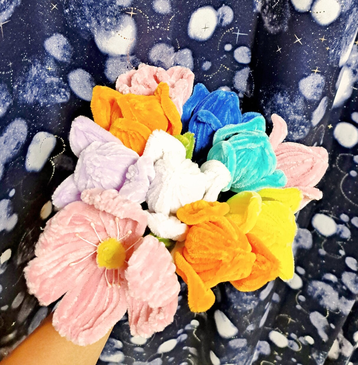 手芸用モールでご希望のお花をつくります 花束や額縁にもなります。枯れないお花を提供します。 イメージ4