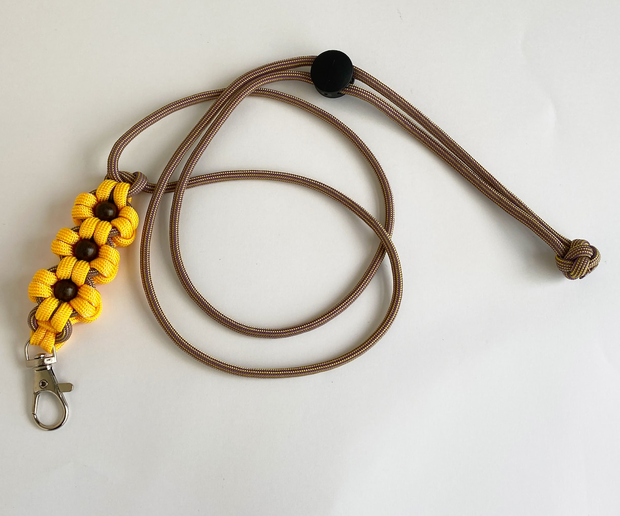 パラコード/スマホストラップ3販売します 三連の花が可愛いスマホ・ネックストラップです♡ イメージ1