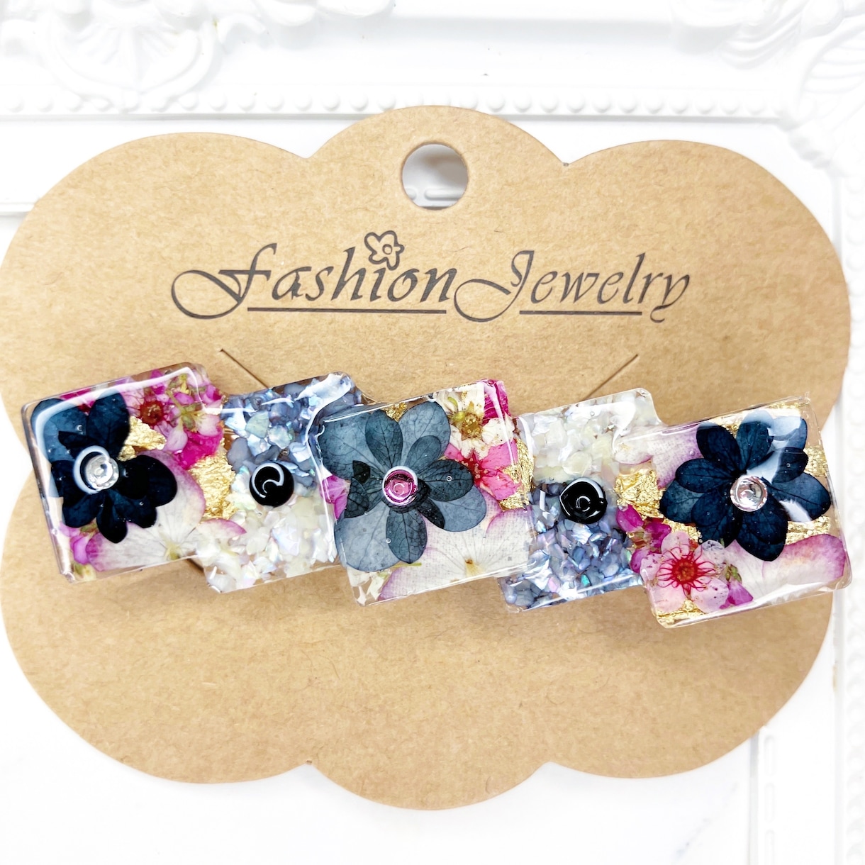 お花を使ったハンドメイドアクセサリーを作ります 本物の押し花にしてアクセサリーを作ります。 イメージ9