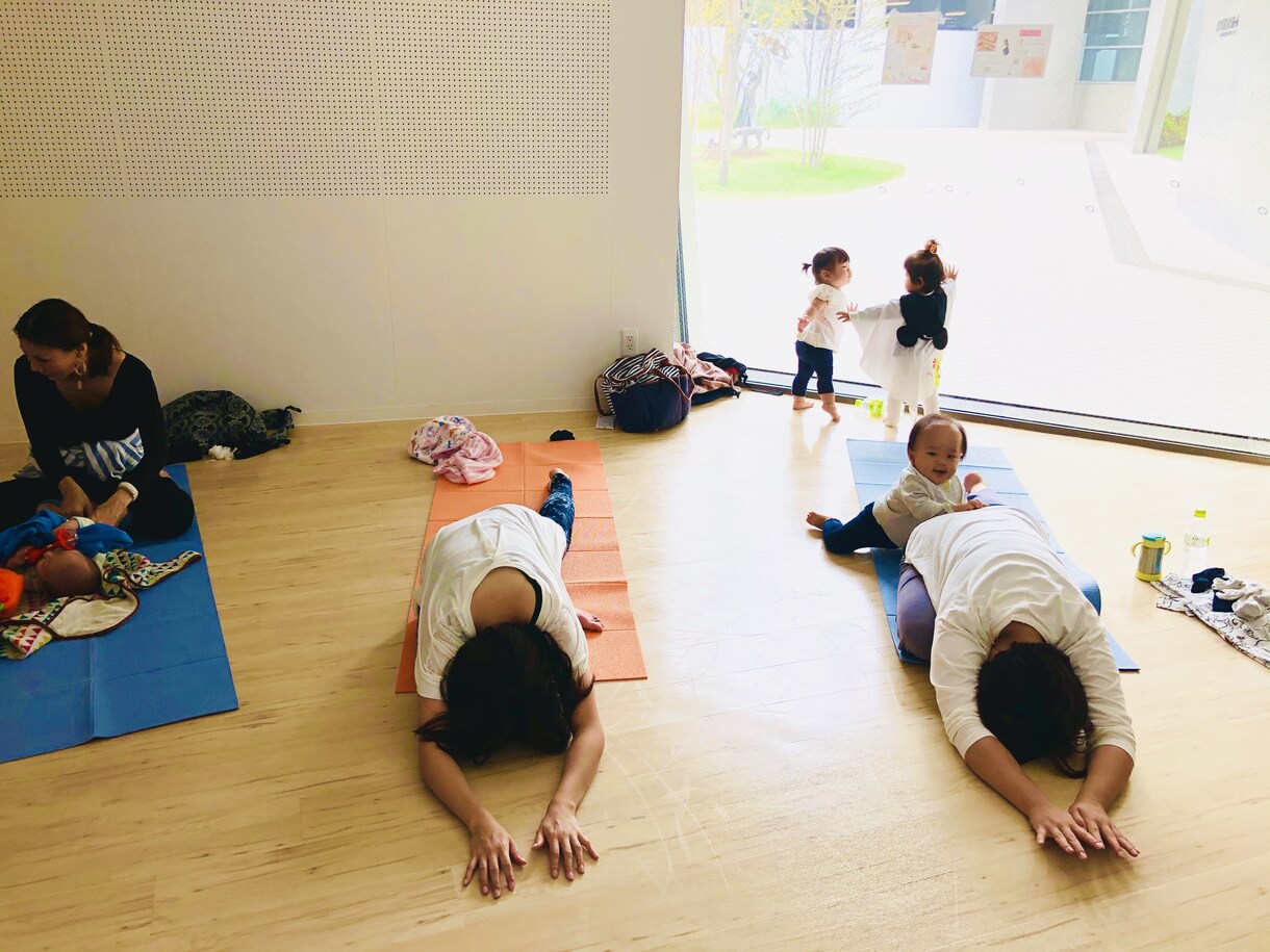 ベビー＆ママヨガ♡ オンラインレッスンをします 0〜3歳までのベビーとママが一緒にできるヨガです♪ イメージ3