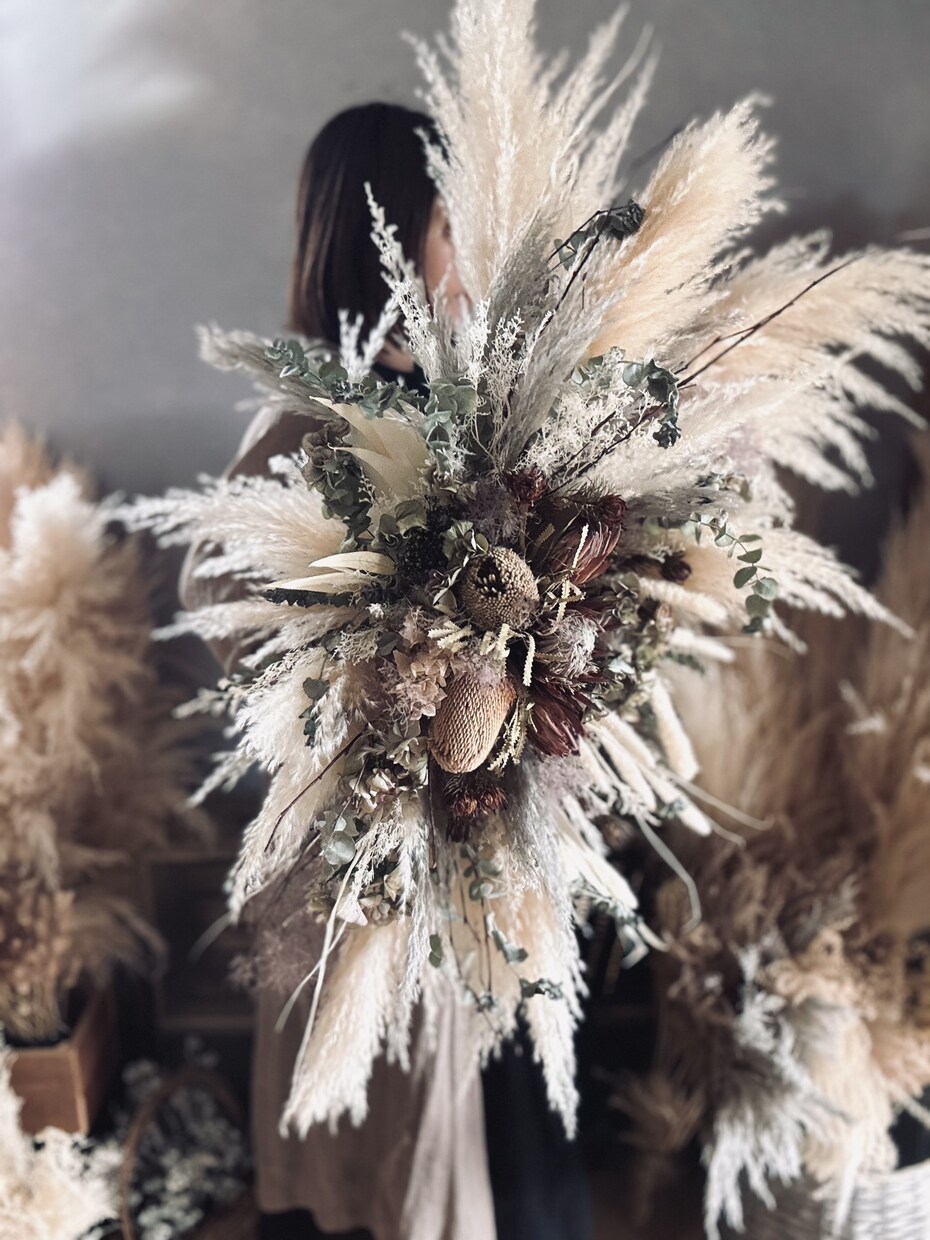 ドライフラワーで作り上げた装花をお届けします 素朴な自然の風景が広がるような装飾を提案いたします イメージ7