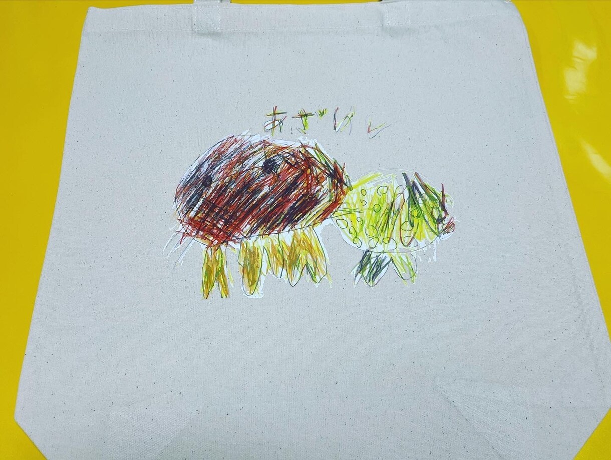 お子様が描いた絵をトートバッグにプリントします お子様の思い出の絵画をオリジナルトートバッグ イメージ2