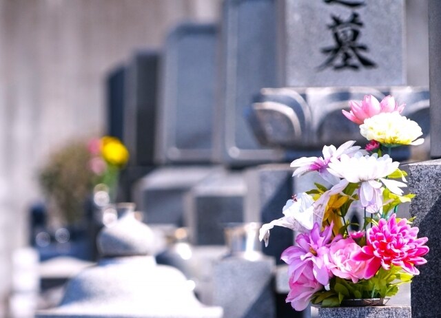 お墓参りの代行をいたします 忙しくてお墓参りできない方、かわりにお墓ピカピカにします イメージ1