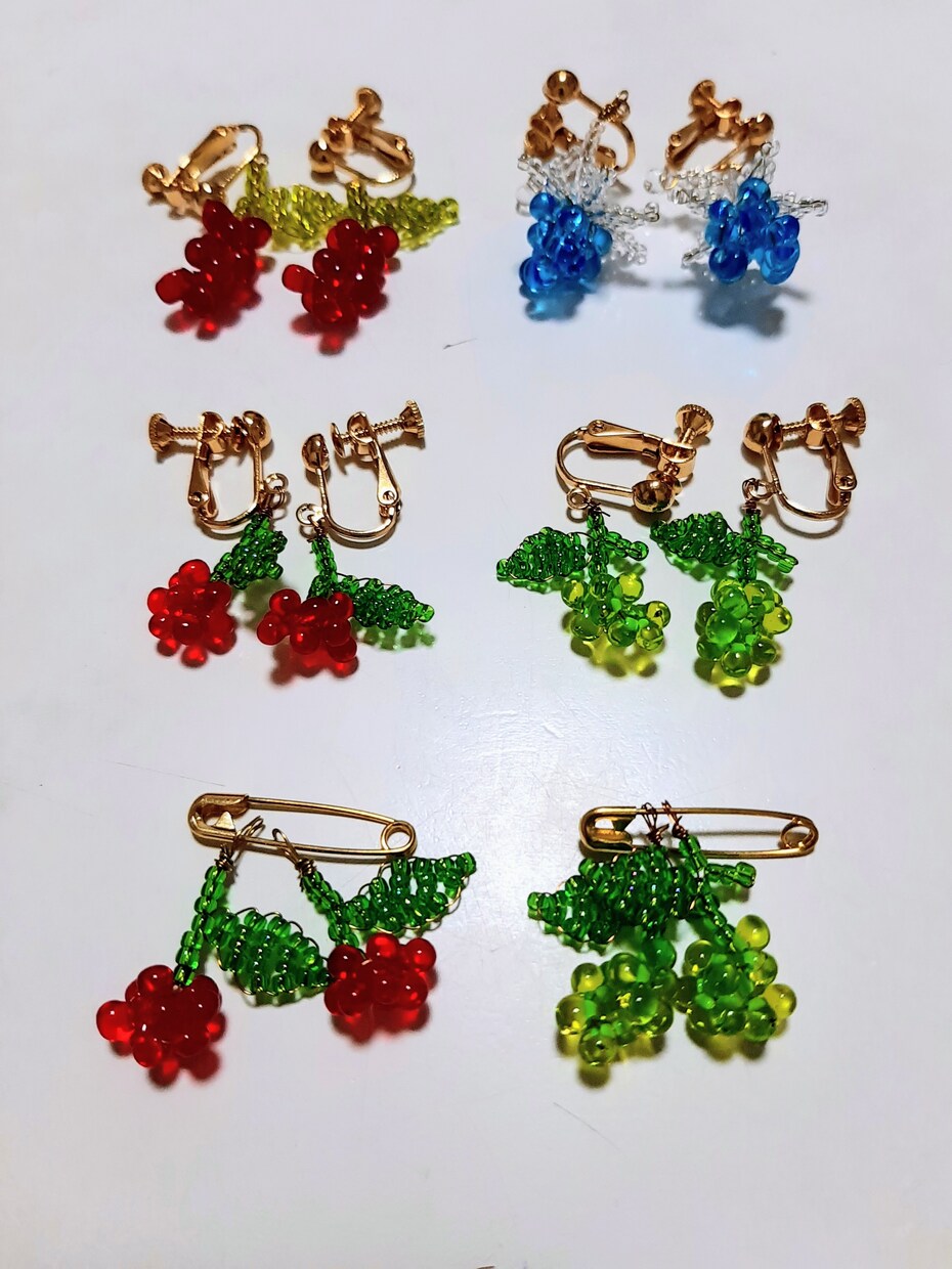 ビーズ手芸のアクセサリーを販売します ブローチ2つとイヤリング4つです。 イメージ1