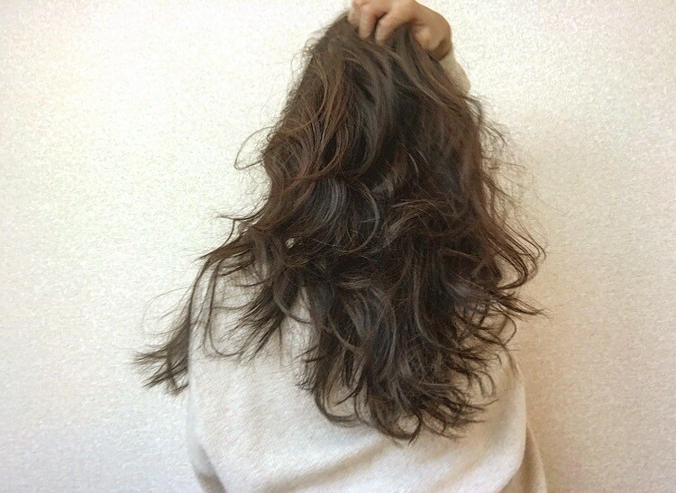ヘアアイロンで海外(パーマ)風アレンジします 初心者でもできる！火傷することなく髪をふんわり巻く方法！ イメージ1