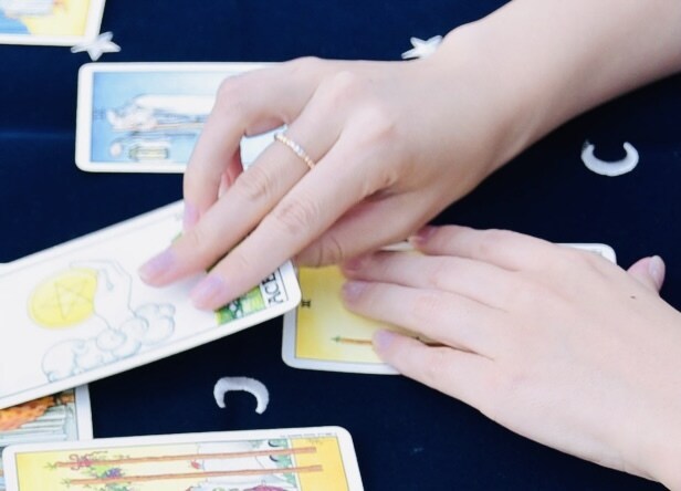 霊感タロットで鑑定致します 友達にも家族にも相談できない恋のお悩みなどは、ありますか？ イメージ1