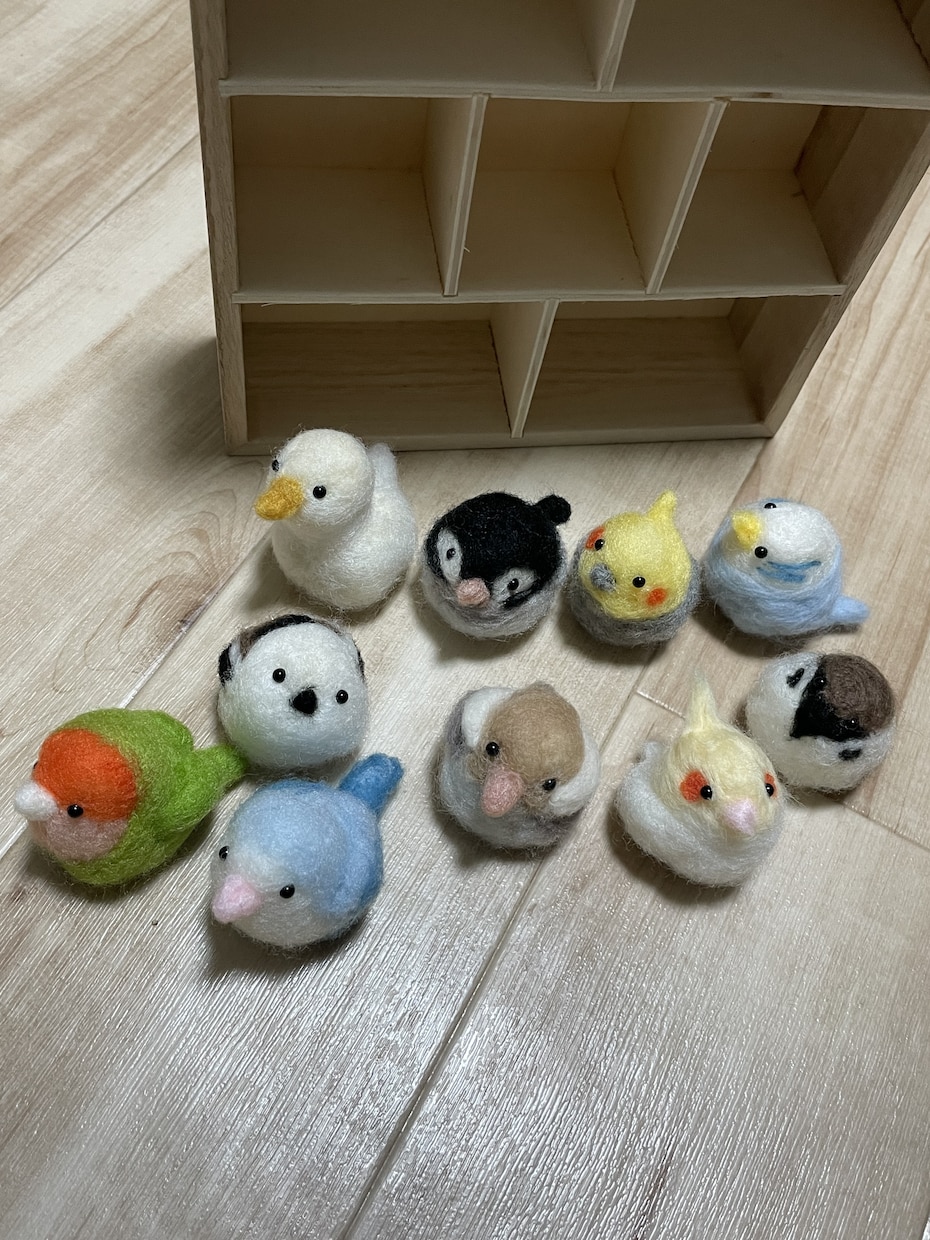 小鳥好きの方に喜ばれます 可愛い小鳥たちと木のお家セットです イメージ1