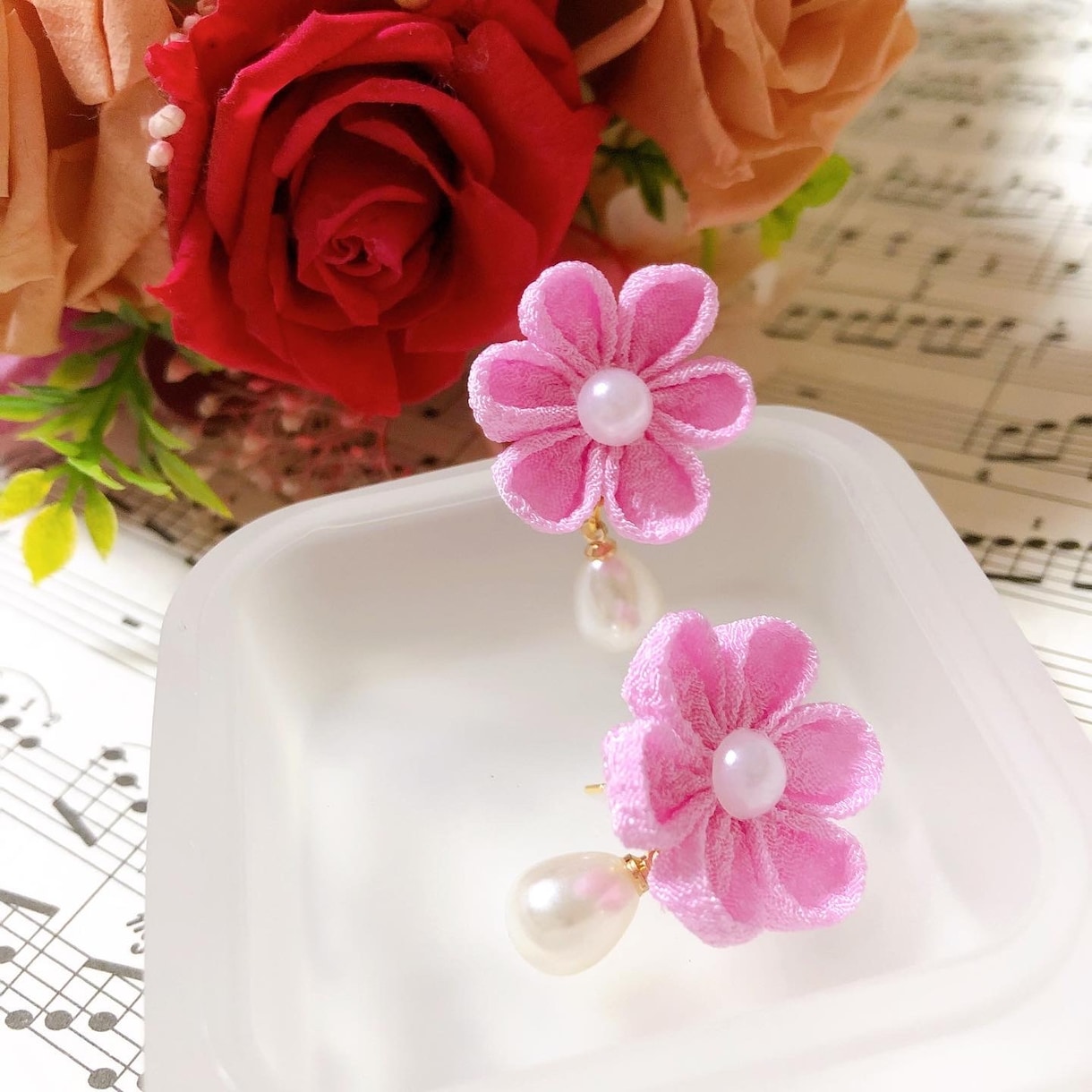 選べる9色！つまみ細工でお花のピアスお作りします お耳に負担が少なくて軽いつまみ細工を使ったピアスを作ります。 イメージ2