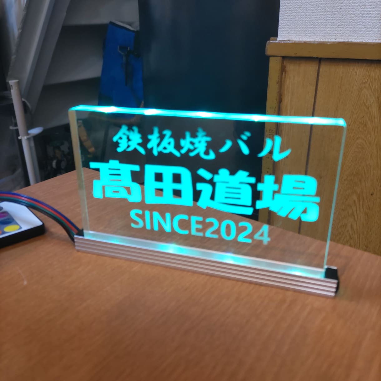 LEDで文字等が光るアクリルブロック作ります 光るアクリルブロック オリジナルカラーLEDブロック イメージ1