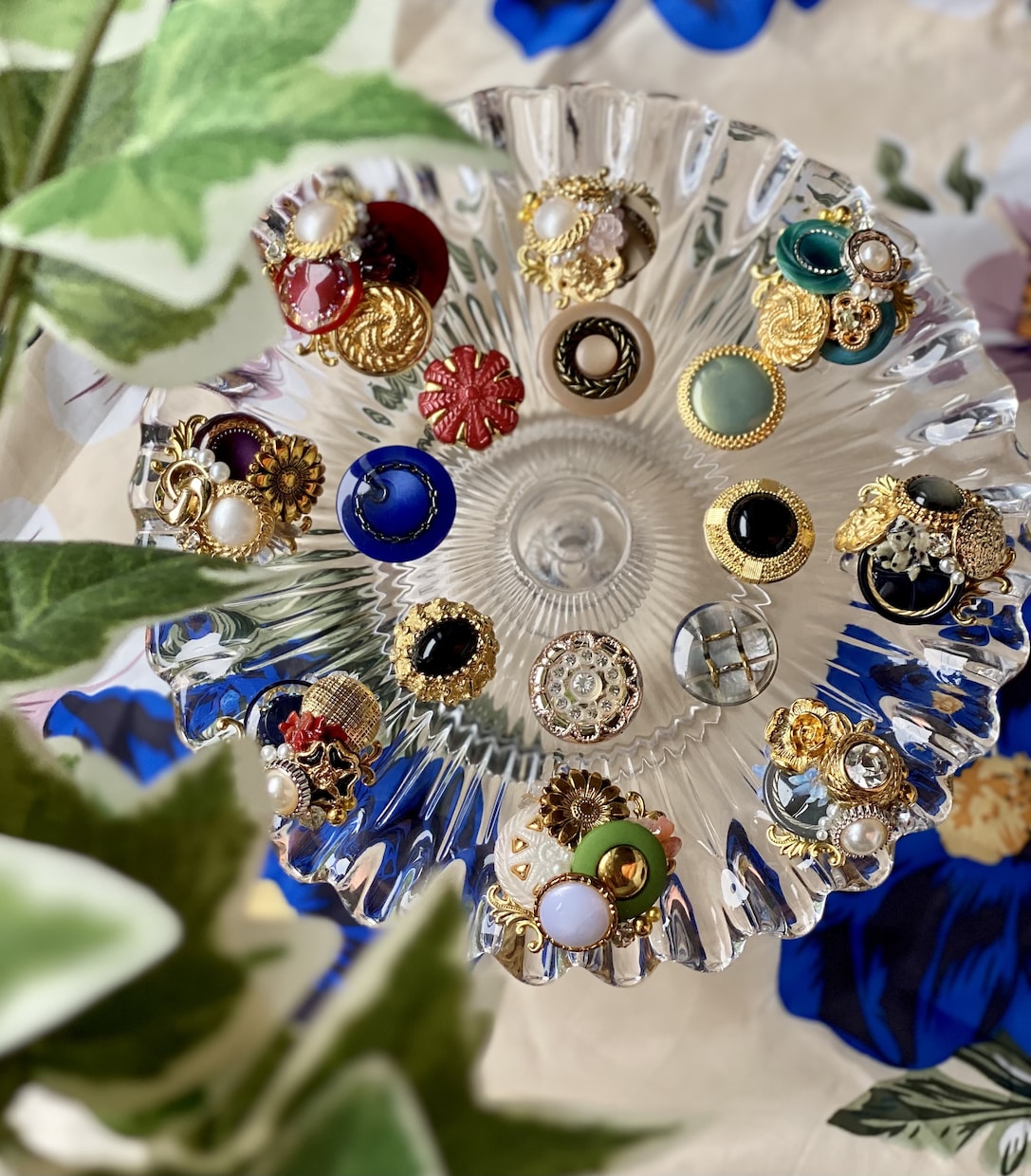 ヴィンテージボタンアクセのオーダー承ります ヴィンテージボタンと最新パーツでオシャレの仕上げをお手伝い♡ イメージ1